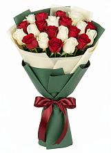 Букет Микс из красных и белых роз в Филиппенково