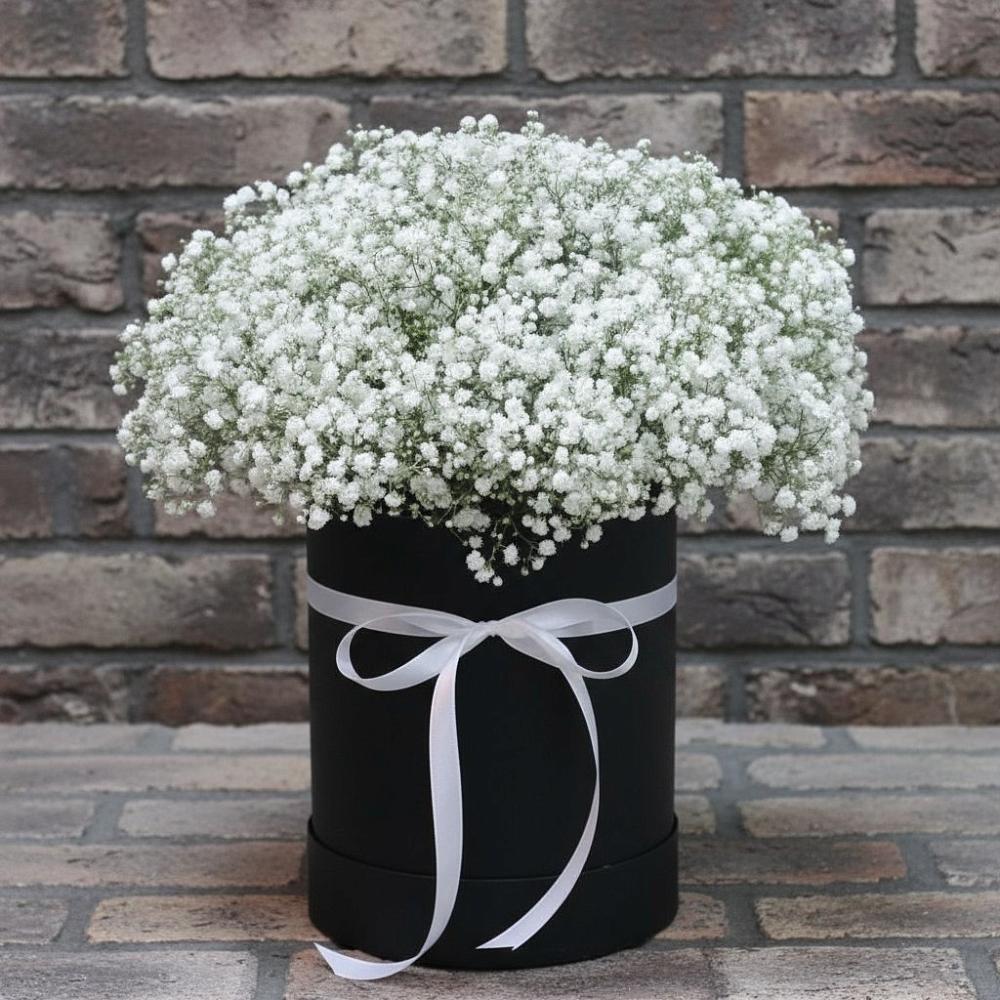 Цветочная композиция из Гипсофила в шляпной коробке в Филиппенково