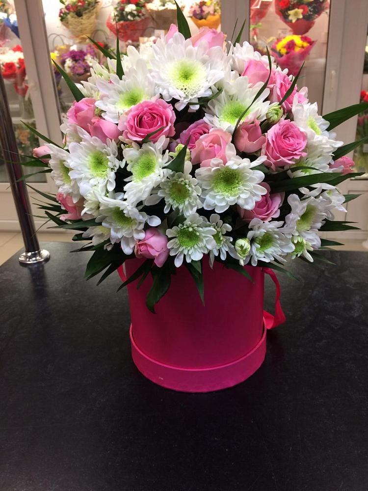 Цветочная композиция из Розы и Хризантемы в шляпной коробке в Филиппенково