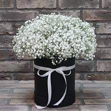 Цветочная композиция из Гипсофила в шляпной коробке в Филиппенково