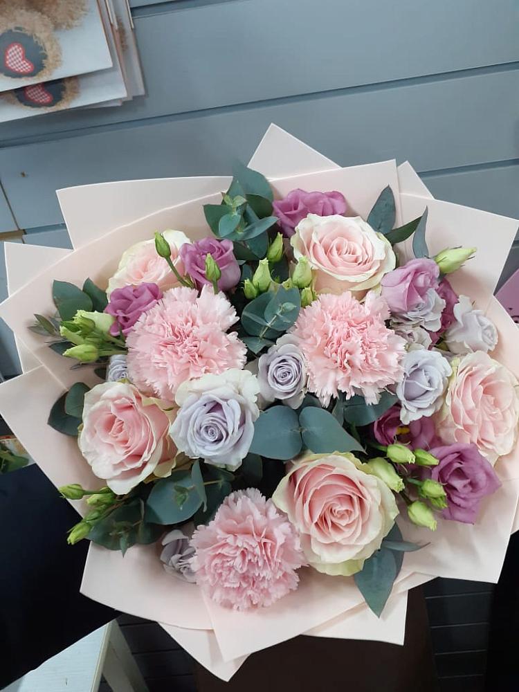 Букет цветов из: Розы, Гвоздики и Лизиантусы в Филиппенково